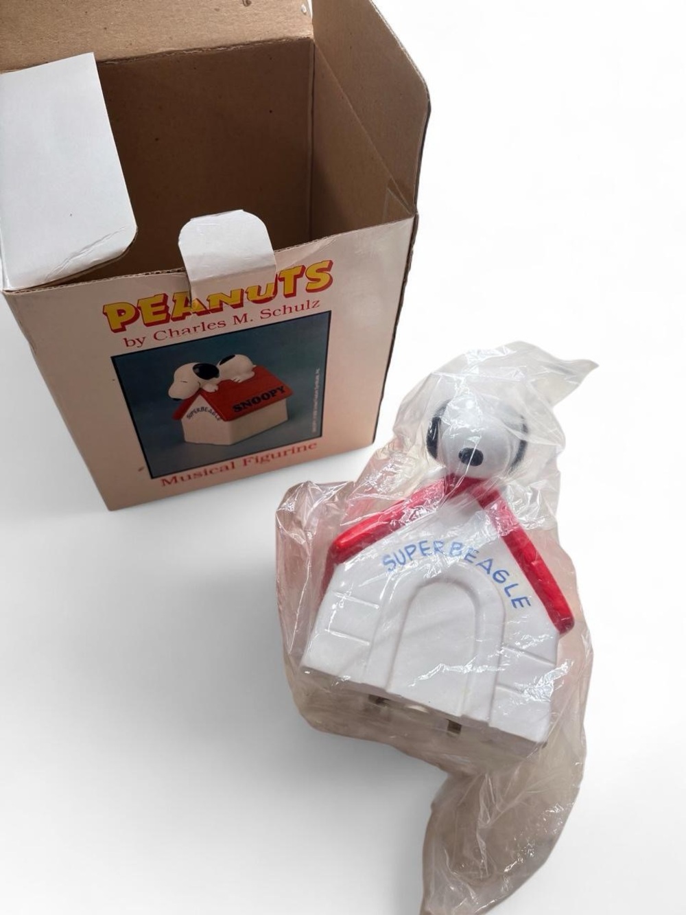 NWT Willitts Designs Peanuts Snoopy Superbeagle Musical Figurine